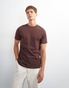 Model wearing Classic fit t-shirt in chocolate