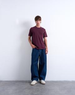 Model wearing Classic fit t-shirt in dark burgundy