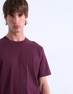 Model wearing Classic fit t-shirt in dark burgundy