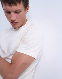 Model wearing Classic fit t-shirt in ecru