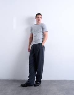 Model wearing Classic fit t-shirt in grey marl