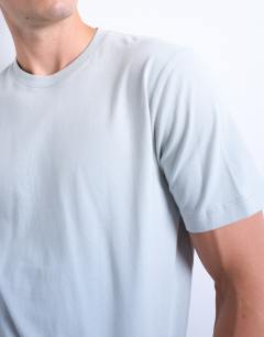 Model wearing Classic fit t-shirt in grey