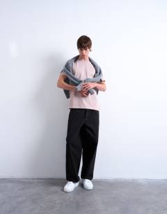 Model wearing Classic fit t-shirt in mink