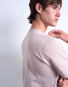 Model wearing Classic fit t-shirt in mink