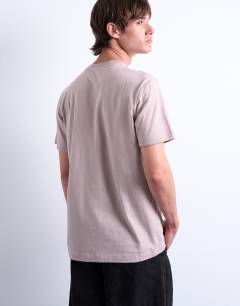 Model wearing Classic fit t-shirt in mink