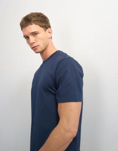 Model wearing Classic fit t-shirt in navy