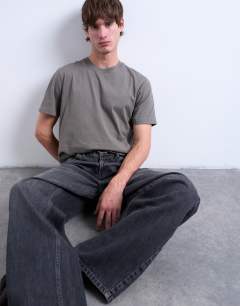 Model wearing Classic fit t-shirt in olive 