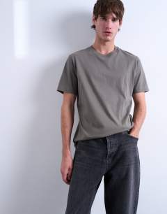 Model wearing Classic fit t-shirt in olive 