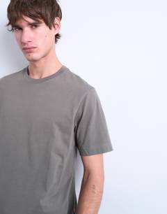 Model wearing Classic fit t-shirt in olive 