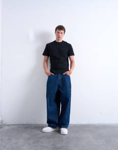 Model wearing Classic fit t-shirt with Je t'aime embroidery in black