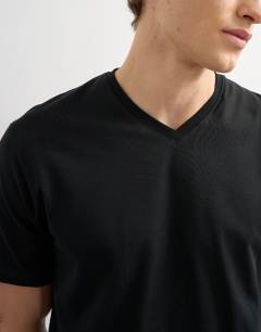 Model wearing Classic fit v neck t-shirt in black