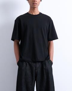Model wearing Crop fit t-shirt in black