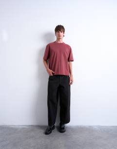Model wearing Crop fit t-shirt in burgundy