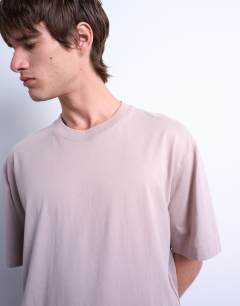 Model wearing Crop fit t-shirt in mink