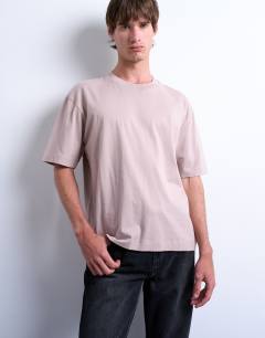 Model wearing Crop fit t-shirt in mink