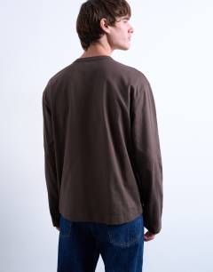 Model wearing Cropped fit long sleeve t-shirt in brown