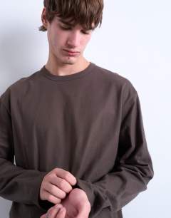 Model wearing Cropped fit long sleeve t-shirt in brown