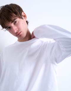 Model wearing Cropped fit long sleeve t-shirt in white