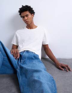 Model wearing Cropped fit slub t-shirt in white