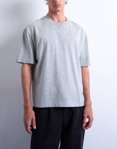 Model wearing Cropped fit t-shirt in grey marl