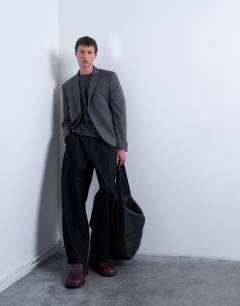 Model wearing Cropped fit t-shirt in washed charcoal