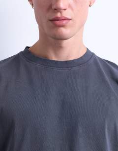 Model wearing Cropped fit t-shirt in washed charcoal