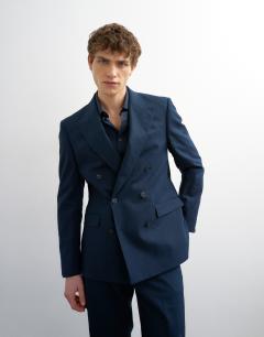 Model wearing Double breasted linen rich blazer in navy