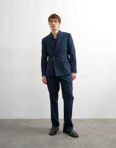 Model wearing Double breasted linen rich blazer in navy