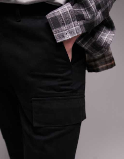 Topman – Eng geschnittene Cargohose in Schwarz mit zwei Taschen, 3 von 4