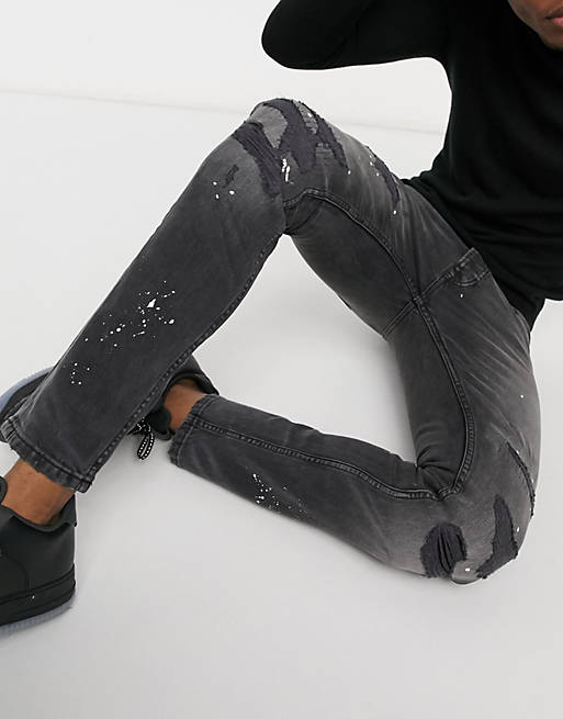 Topman – Eng geschnittene Jeans aus Bio-Baumwolle mit Farbspritzern in verwaschenem Schwarz