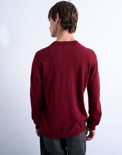 Model wearing Essential crew neck with wool in burgundy