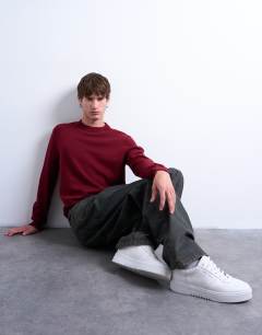 Model wearing Essential crew neck with wool in burgundy