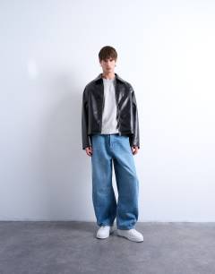 Model wearing Essential crew neck with wool in light grey