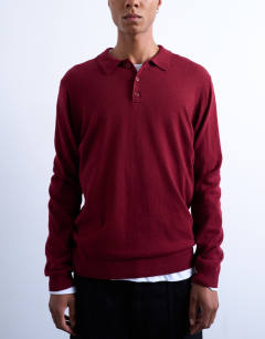 Model wearing Essential knitted button polo in burgundy