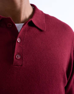 Model wearing Essential knitted button polo in burgundy
