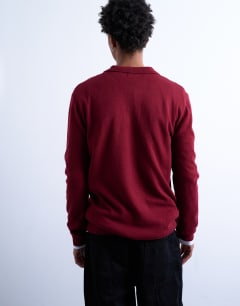 Model wearing Essential knitted button polo in burgundy