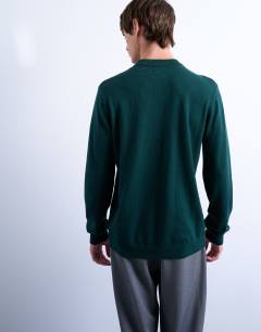 Model wearing Essential knitted crew neck in dark green