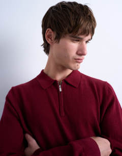 Model wearing Essential knitted zip polo in burgundy