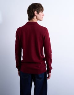 Model wearing Essential knitted zip polo in burgundy