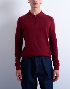Model wearing Essential knitted zip polo in burgundy