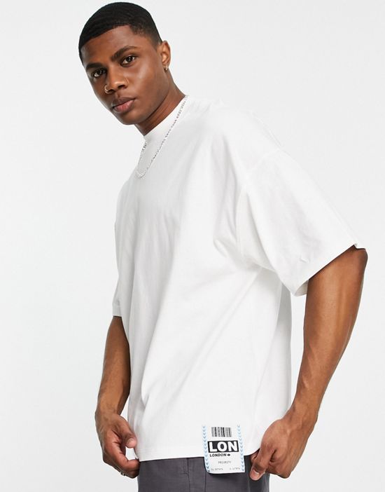 https://images.asos-media.com/products/topman-extreme-oversized-t-shirt-with-london-flight-tag-in-white/201375300-1-white?$n_550w$&wid=550&fit=constrain