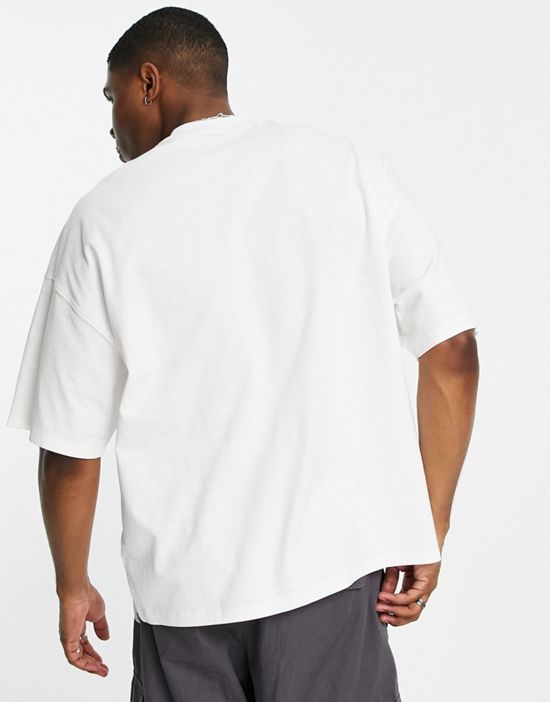 https://images.asos-media.com/products/topman-extreme-oversized-t-shirt-with-london-flight-tag-in-white/201375300-2?$n_550w$&wid=550&fit=constrain
