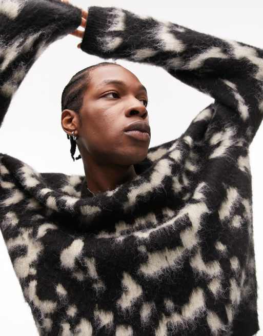 Topman – Flauschiger Pullover mit Tierfellmuster in Schwarz-Weiß