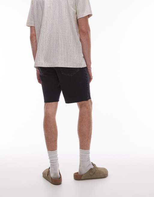 Topman – Gerade geschnittene Jeans-Shorts in verwaschenem Schwarz mit offenem Saum, 4 von 5