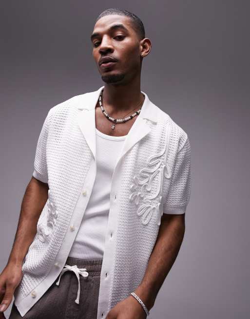 Topman – Gestricktes Polohemd in Weiß mit Applikation, Reverskragen und Knopfleiste