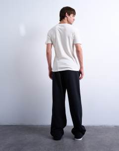 Model wearing Heavyweight baggy jogger in black