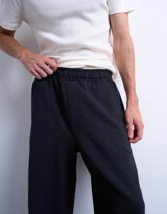 Model wearing Heavyweight baggy jogger in black
