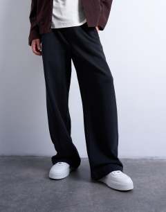 Model wearing Heavyweight baggy jogger in black