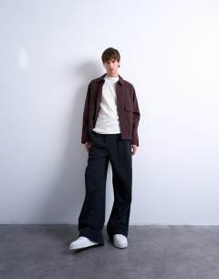 Model wearing Heavyweight baggy jogger in black