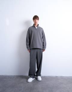 Model wearing Heavyweight oversized fit 1/4 zip in charcoal